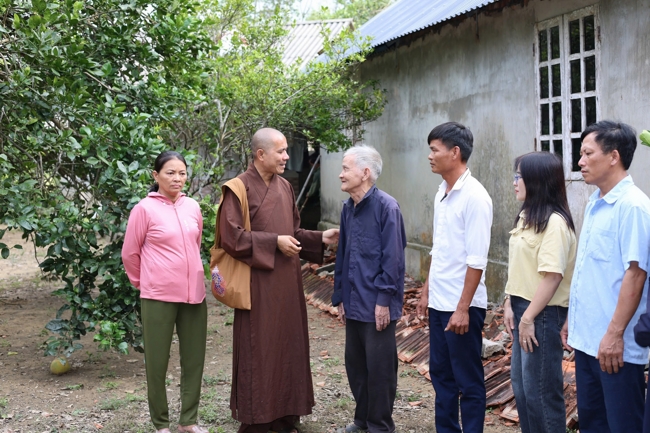 Disaster relief in Ha Tinh province in the pagoda's charity activities