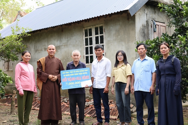 Disaster relief in Ha Tinh province in the pagoda's charity activities