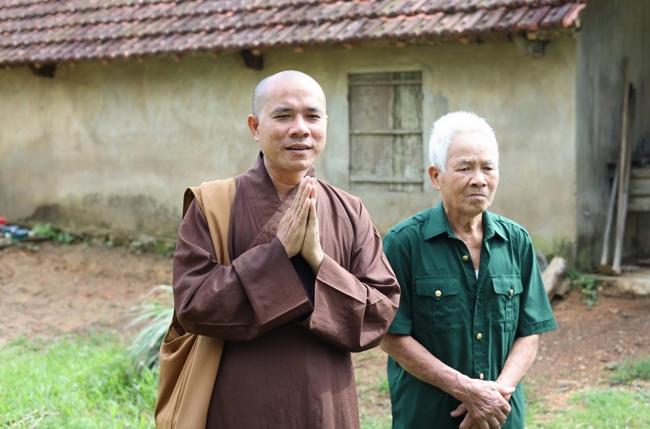 Disaster relief in Ha Tinh province in the pagoda's charity activities