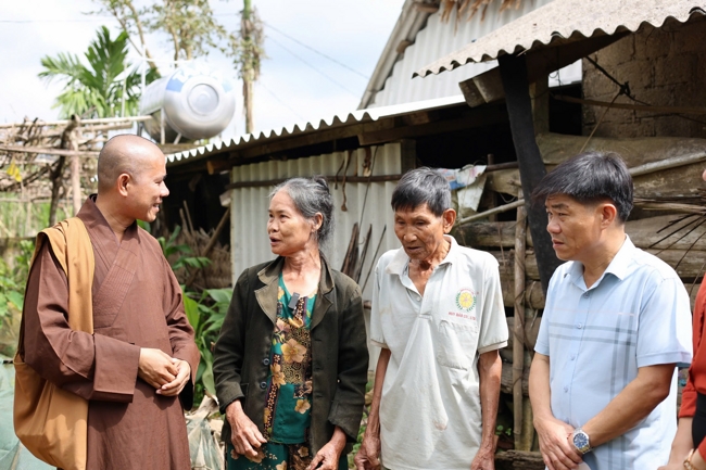 Disaster relief in Ha Tinh province in the pagoda's charity activities