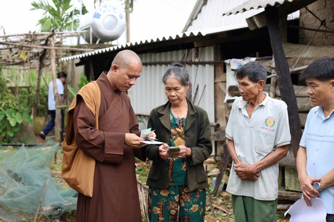 Disaster relief in Ha Tinh province in the pagoda's charity activities