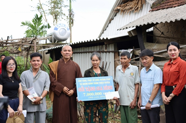Disaster relief in Ha Tinh province in the pagoda's charity activities