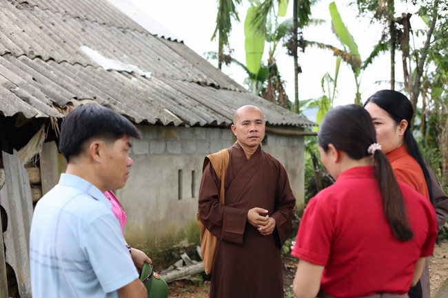 Disaster relief in Ha Tinh province in the pagoda's charity activities