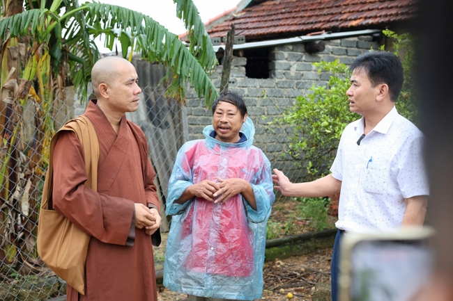 Disaster relief in Nghe An province in the pagoda's charity activities