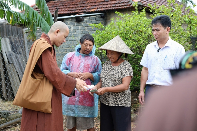 Disaster relief in Nghe An province in the pagoda's charity activities