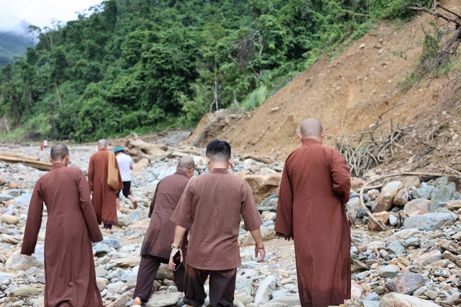 Disaster relief in Nghe An province in the pagoda's charity activities