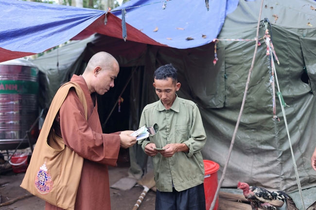 Disaster relief in Nghe An province in the pagoda's charity activities