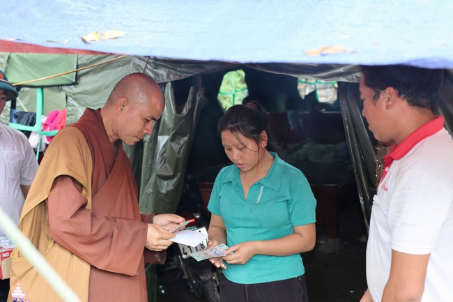 Disaster relief in Nghe An province in the pagoda's charity activities
