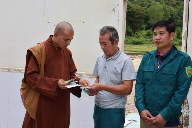 Disaster relief in Nghe An province in the pagoda's charity activities