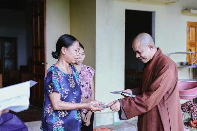 Disaster relief in Nghe An province in the pagoda's charity activities