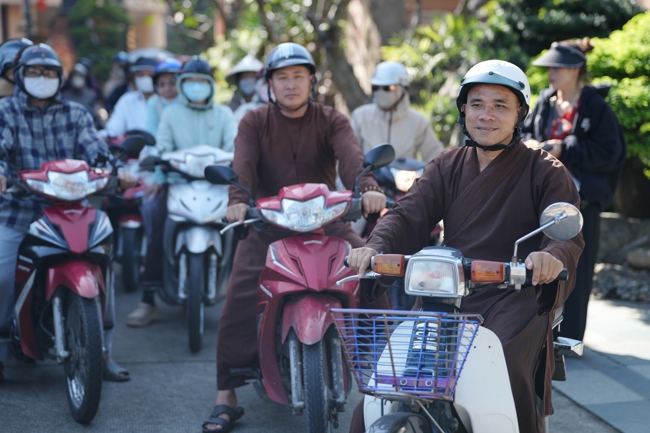 Phóng sinh tại bến phà Bình Mỹ