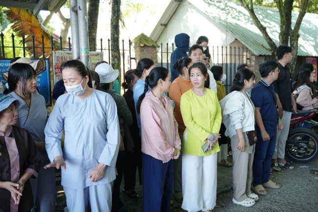 Phóng sinh tại bến phà Bình Mỹ