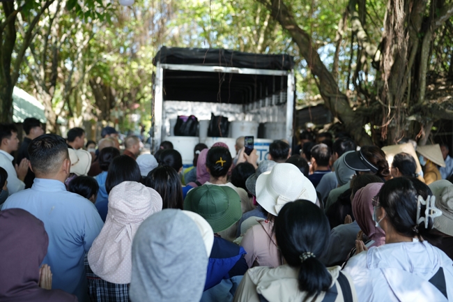 Phóng sinh tại bến phà Bình Mỹ