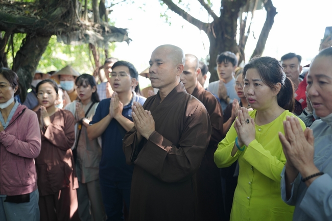 Phóng sinh tại bến phà Bình Mỹ