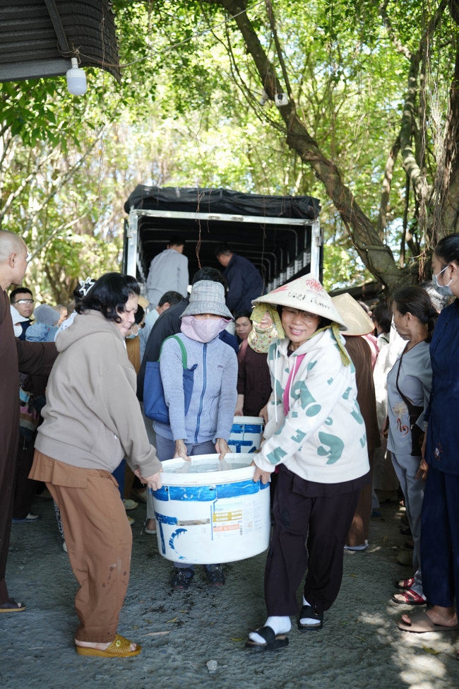 Phóng sinh tại bến phà Bình Mỹ