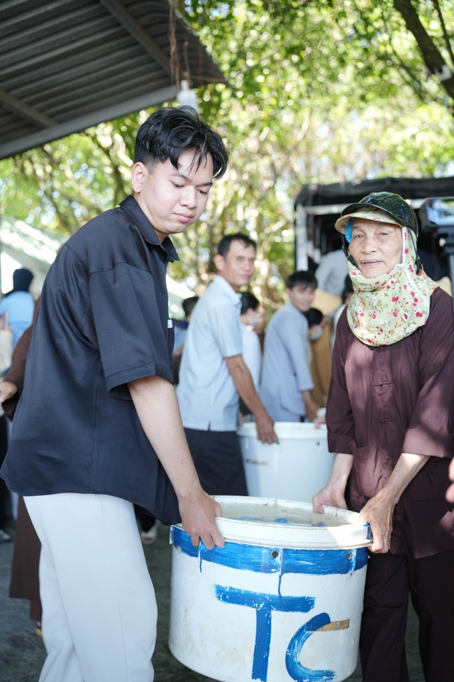 Phóng sinh tại bến phà Bình Mỹ