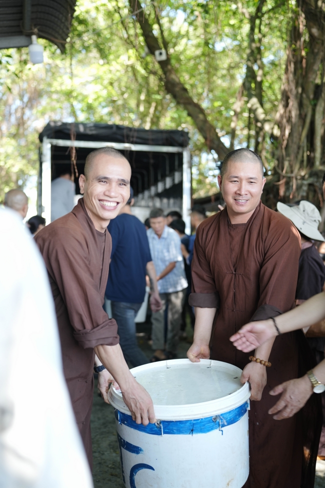 Phóng sinh tại bến phà Bình Mỹ