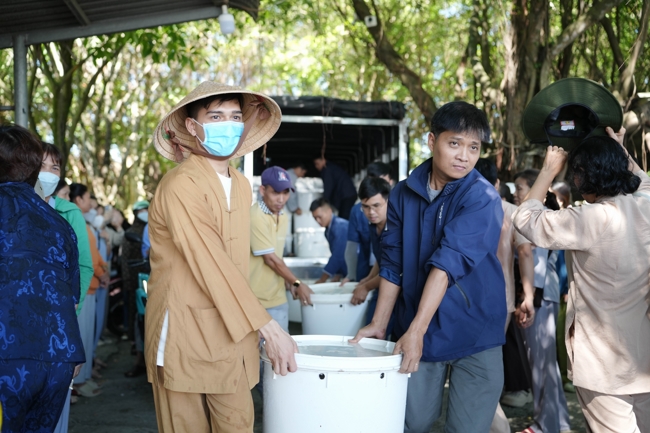 Phóng sinh tại bến phà Bình Mỹ