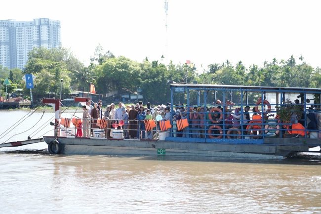 Phóng sinh tại bến phà Bình Mỹ