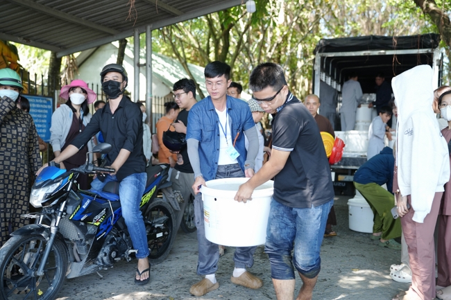 Phóng sinh tại bến phà Bình Mỹ