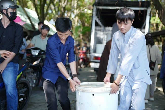 Phóng sinh tại bến phà Bình Mỹ