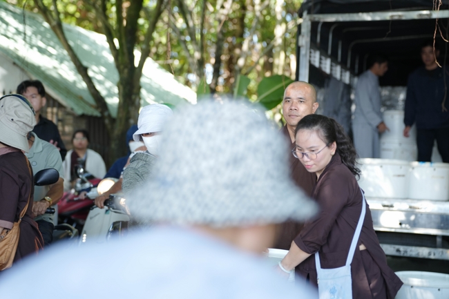 Phóng sinh tại bến phà Bình Mỹ