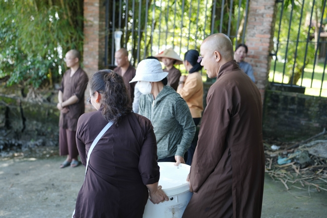 Phóng sinh tại bến phà Bình Mỹ