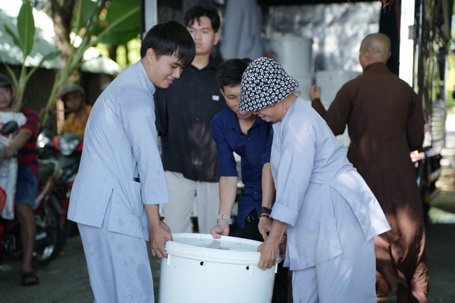 Phóng sinh tại bến phà Bình Mỹ