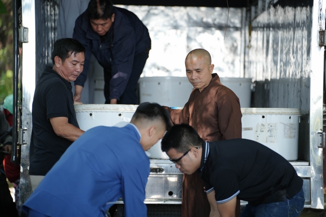 Phóng sinh tại bến phà Bình Mỹ