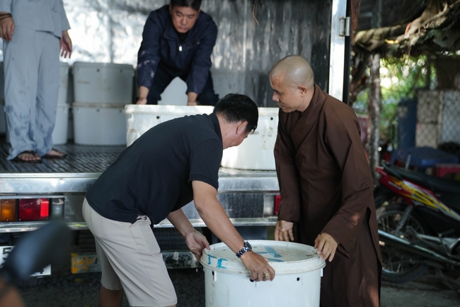 Phóng sinh tại bến phà Bình Mỹ