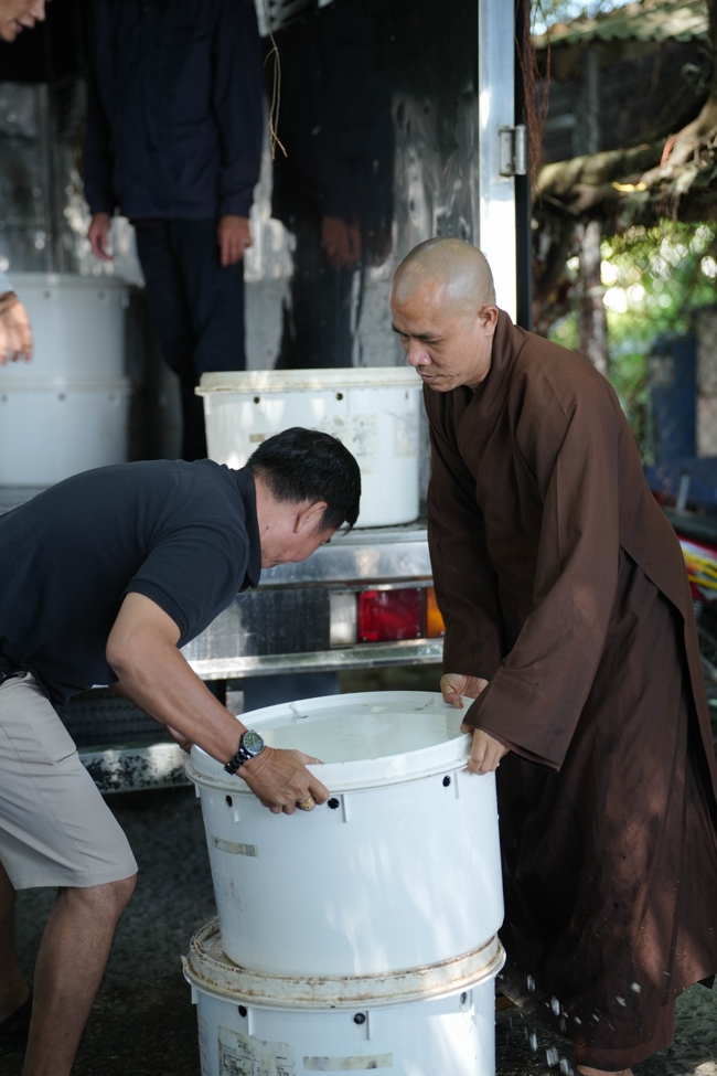 Phóng sinh tại bến phà Bình Mỹ