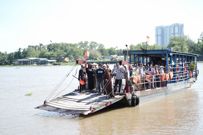 Phóng sinh tại bến phà Bình Mỹ