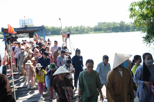 Phóng sinh tại bến phà Bình Mỹ