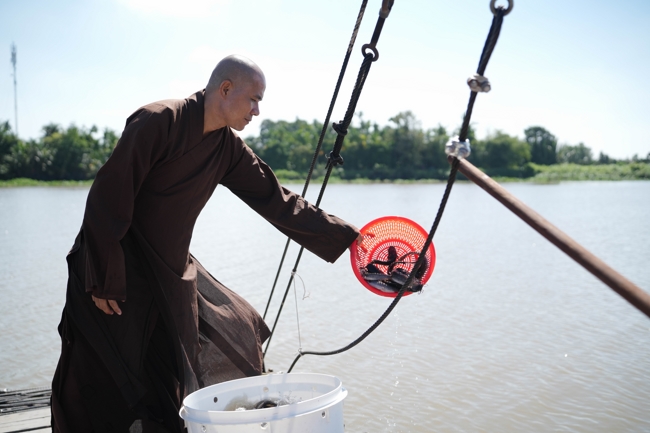 Phóng sinh tại bến phà Bình Mỹ