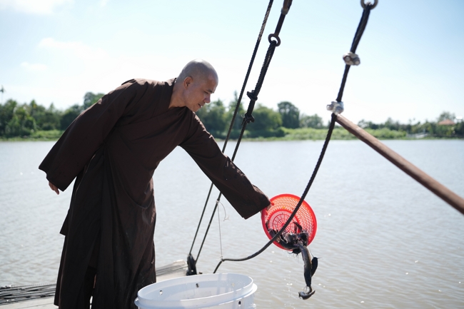 Phóng sinh tại bến phà Bình Mỹ