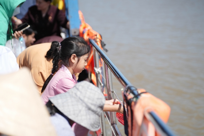 Phóng sinh tại bến phà Bình Mỹ