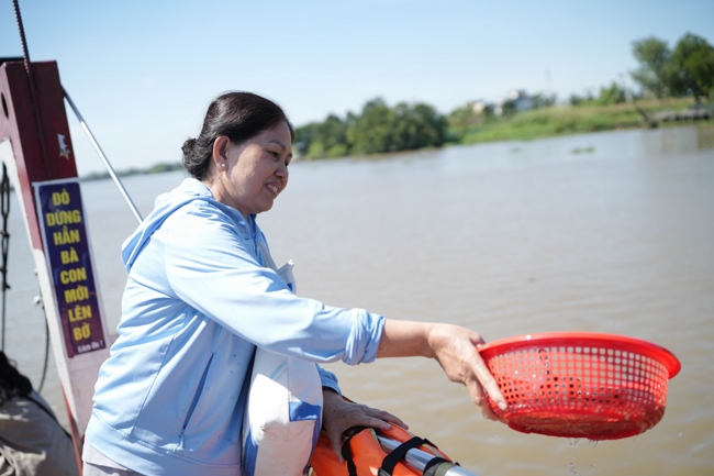 Phóng sinh tại bến phà Bình Mỹ