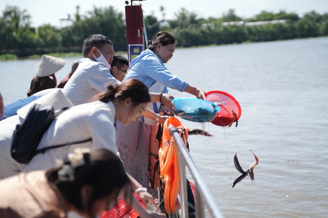Phóng sinh tại bến phà Bình Mỹ
