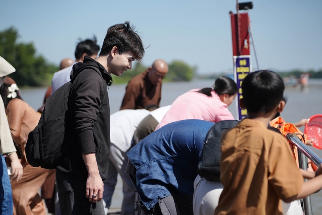 Phóng sinh tại bến phà Bình Mỹ