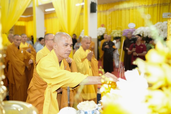 Viếng tang lễ Trưởng lão Hòa thượng Thích Từ Thông