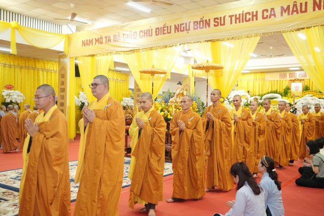 Viếng tang lễ Trưởng lão Hòa thượng Thích Từ Thông