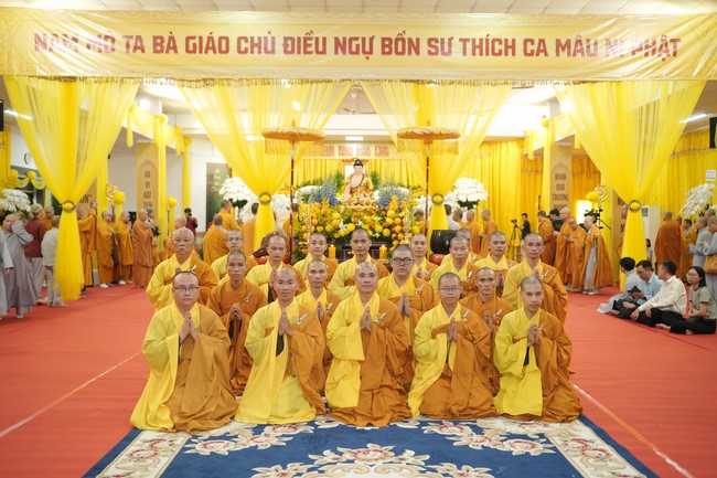 Viếng tang lễ Trưởng lão Hòa thượng Thích Từ Thông