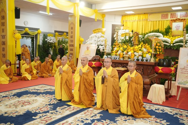 Viếng tang lễ Trưởng lão Hòa thượng Thích Từ Thông