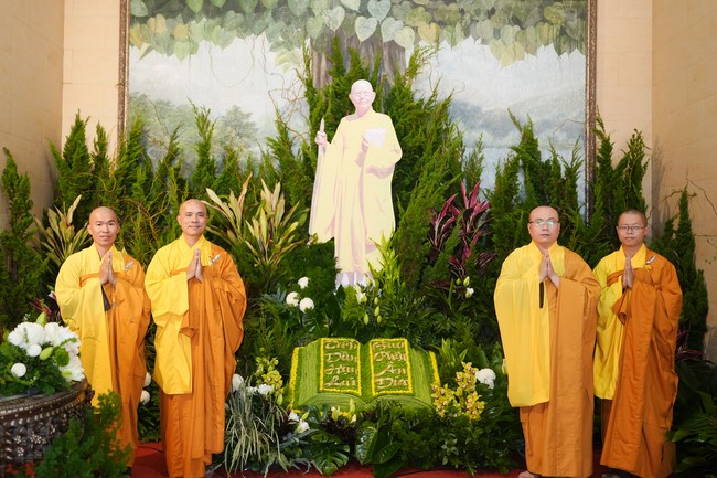 Viếng tang lễ Trưởng lão Hòa thượng Thích Từ Thông