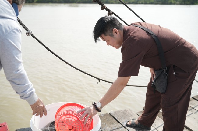 Freeing of creatures at Binh My ferry