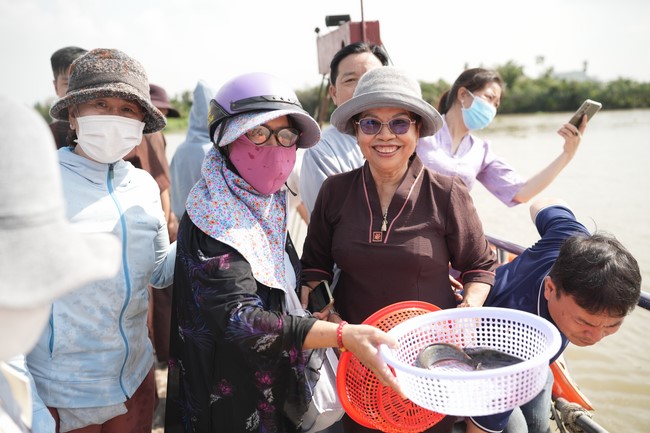Freeing of creatures at Binh My ferry