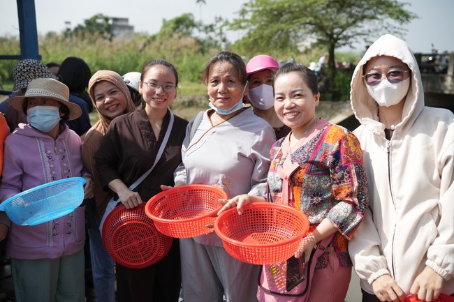 Freeing of creatures at Binh My ferry