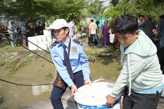 Freeing of creatures at Binh My ferry