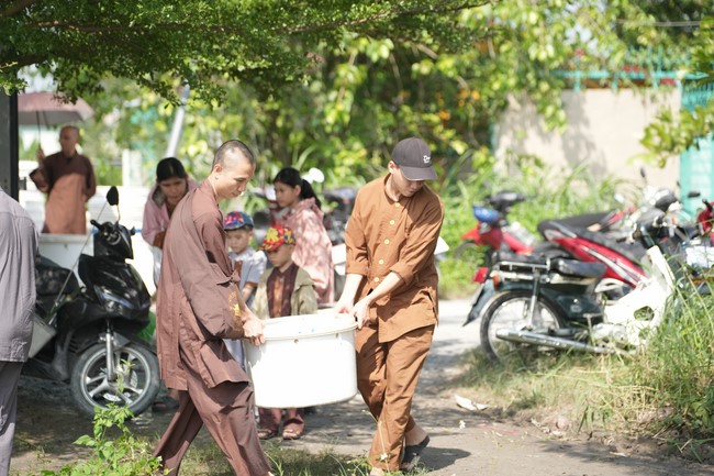 Freeing of creatures at Binh My ferry