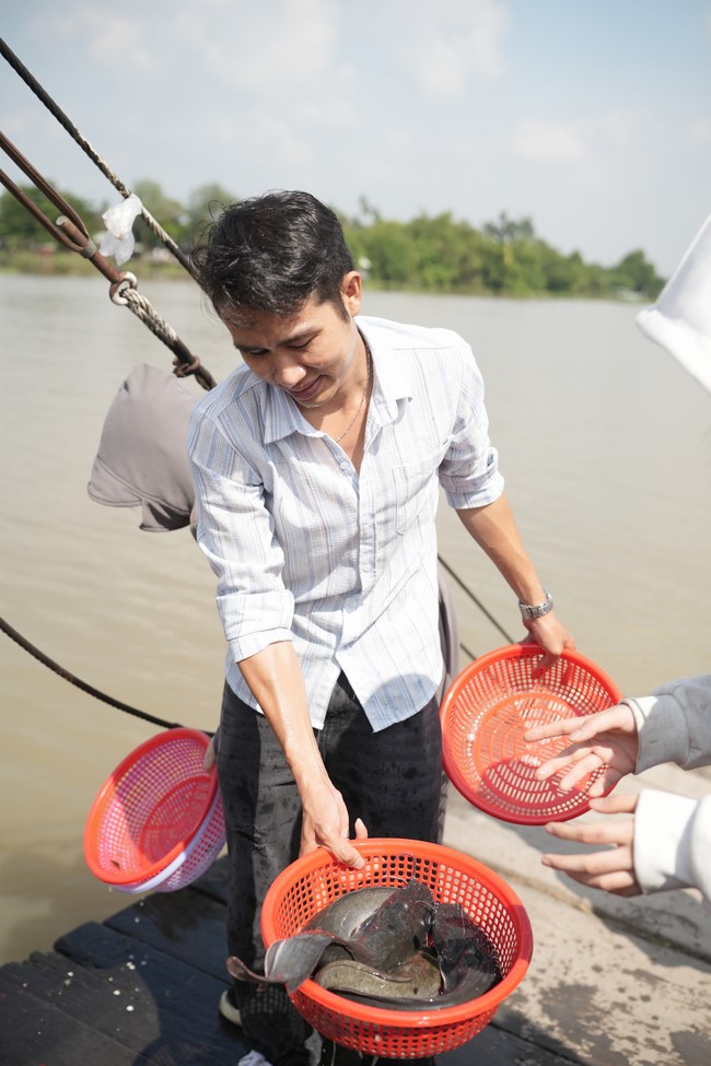 Freeing of creatures at Binh My ferry
